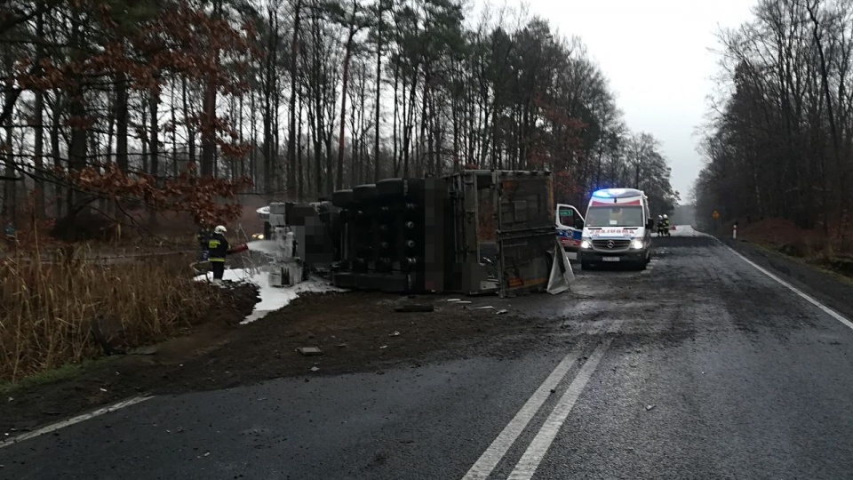 W okolicy miejscowości Prostynia doszło do kolizji osobówki z samochodem ciężarowym. Źródło: facebook.com/Policja-Choszczno.