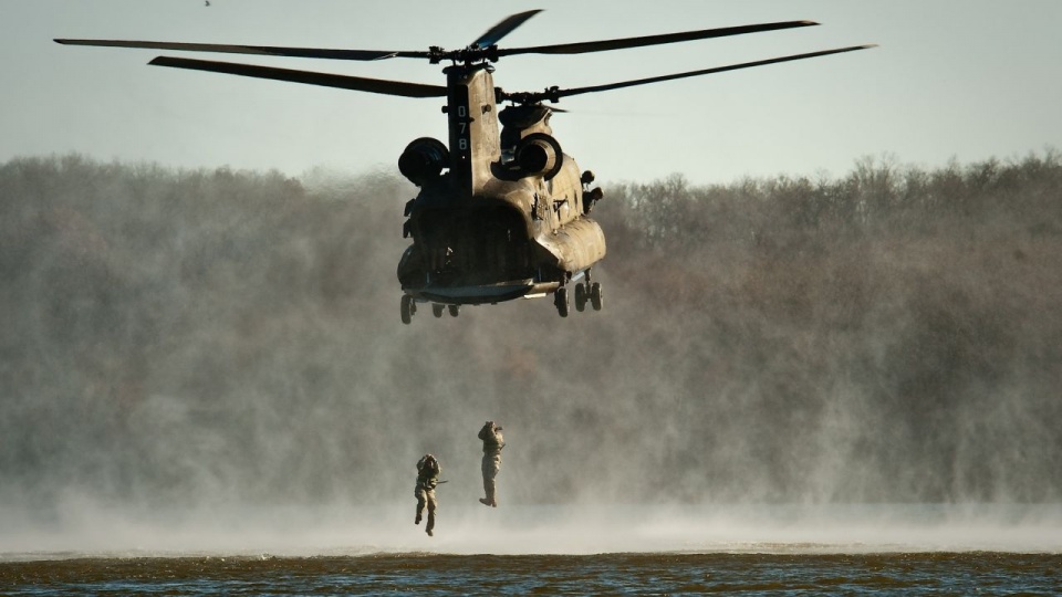 W ostatnich latach szwedzki parlament zgodził się na zakup dla armii nowych łodzi podwodnych, myśliwców JAS-Gripen oraz amerykańskiego systemu antyrakietowego PATRIOT. Fot. źródło: pixabay.com/pl/helocasting-helikopter-wody-671186.