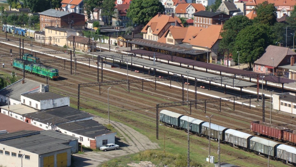 Dworzec kolejowy w Szczecinku. Fot. źródło: wikipedia.org/wiki/Plik:Szczecinek_Railway_Station_aerial.