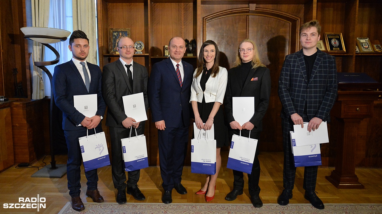 Naukowe stypendia Prezydenta Szczecina będą niższe. Zgodnie z nowym regulaminem, rocznie student może otrzymać 10 tysięcy złotych, choć wcześniej mógł liczyć nawet na prawie 17 tysięcy.