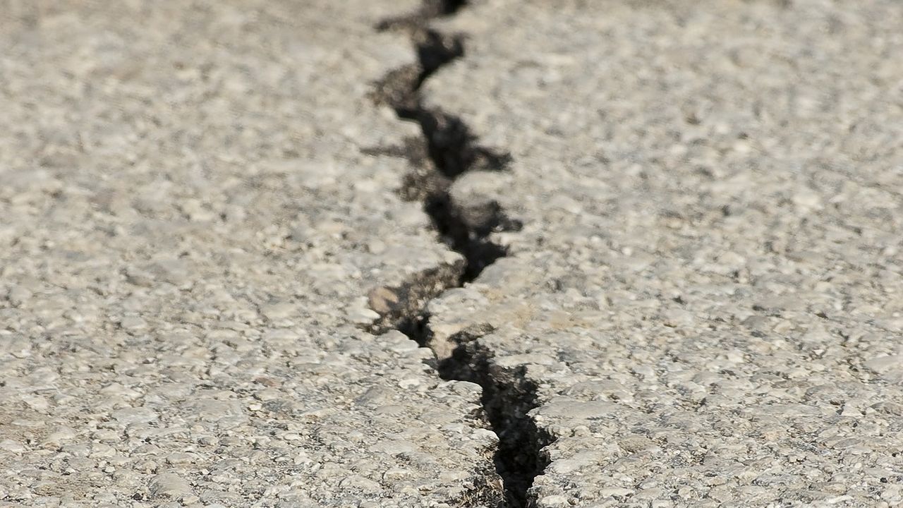 Fot. źródło: pixabay.com/pl/photos/trzęsienie-ziemi-złamanie-asfalt-1665892/