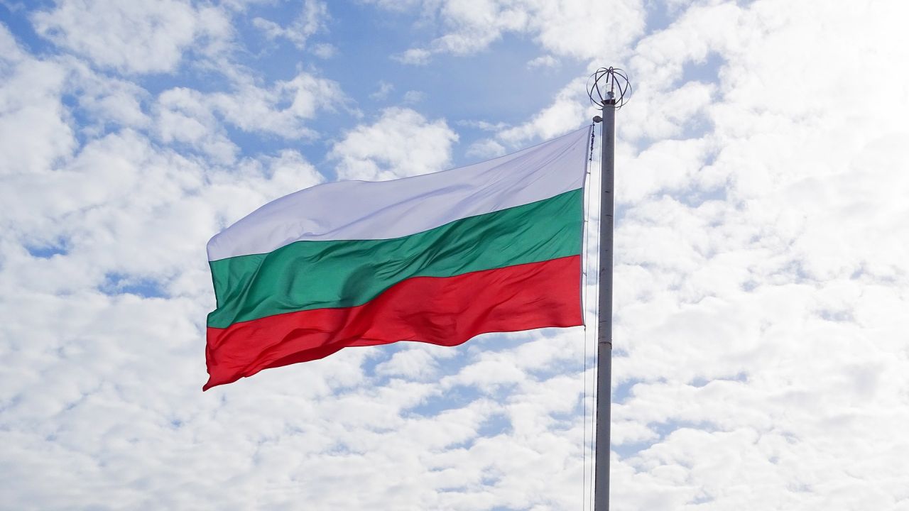 Flaga Bułgarii. fot. /pixabay.com/pl/photos/bułgaria-flaga-niebo-2115804.