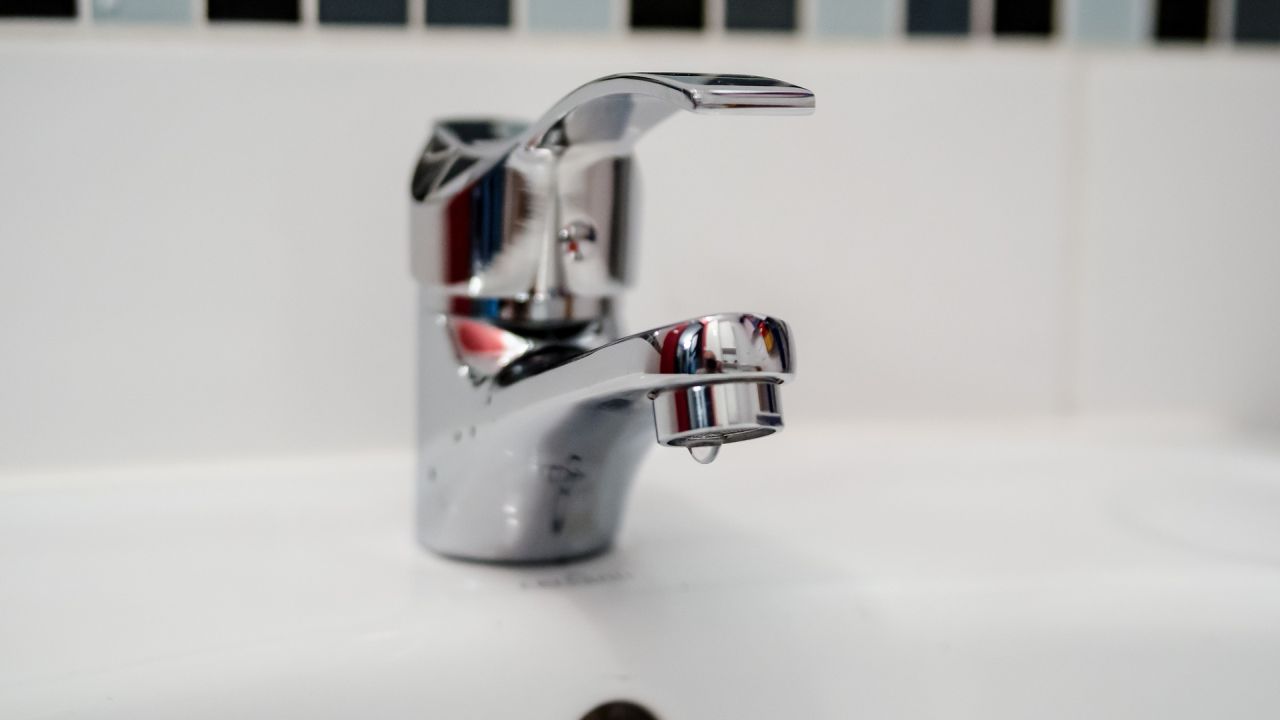 Cieknący kran, wymiana żarówki czy montaż półek. W Szczecinie ruszył program pomocy w usterkach domowych dla potrzebujących.