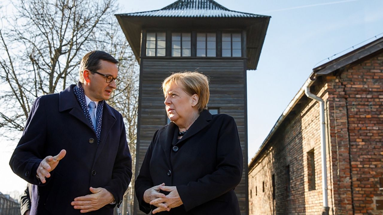 Szef polskiego rządu wraz z Kanclerz Republiki Federalnej Niemiec Angelą Merkel oddali hołd ofiarom obozu Auschwitz-Birkenau. źródło: premier.gov.pl.