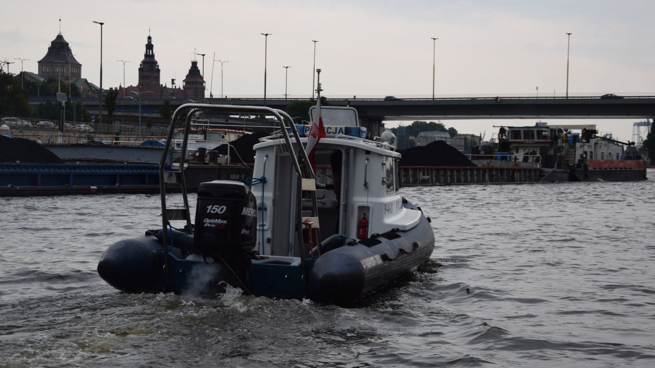 Kłusownika, który łowił ryby w rejonie kanału Cegielinka na Regalicy - zatrzymała szczecińska policja.