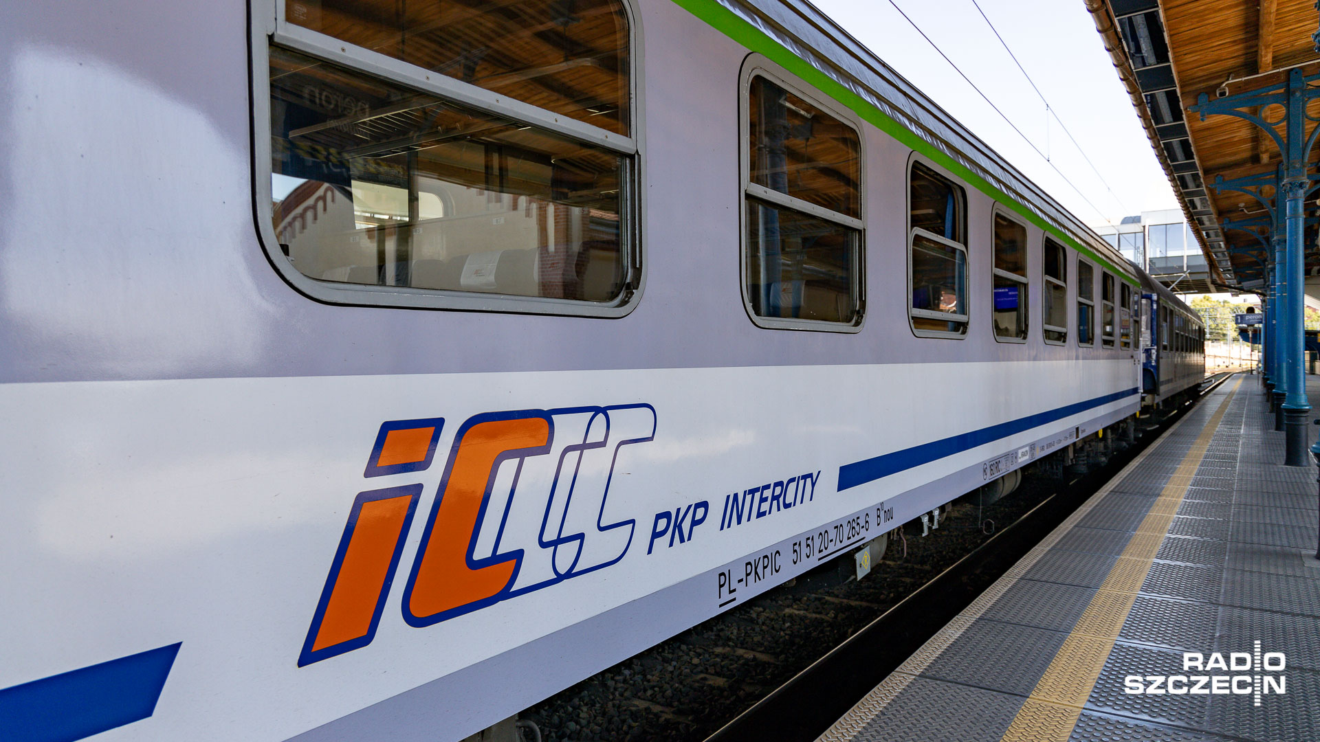 Premier Mateusz Morawiecki zapowiedział, że najpóźniej od pierwszego marca ceny biletów na połączenia obsługiwane przez PKP Intercity zostaną obniżone co najmniej do poziomu z 2022 roku.
