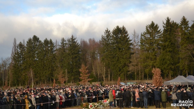 Po zakończeniu mszy żałobnej, o godzinie 14:00 z ulicy Kamieniarskiej w Koszalinie, kondukt żałobny, udał się na cmentarz komunalny, gdzie tragicznie zmarłe dziewczęta spoczęły obok siebie. Fot. Przemysław Polanin [Radio Szczecin] Pogrzeb tragicznie zmarłych dziewczynek. "W przyjaźni były razem i w przyjaźni razem pozostaną" [WIDEO, ZDJĘCIA]