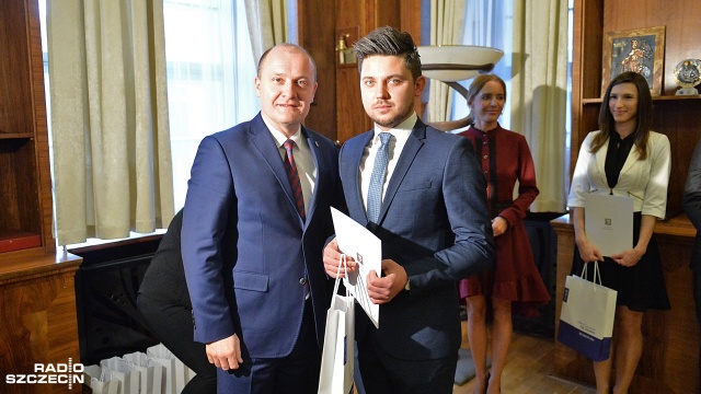 Wręczenie stypendiów prezydenta Szczecina. Fot. Łukasz Szełemej [Radio Szczecin] Doktoranci i studenci odebrali stypendia prezydenta Szczecina [ZDJĘCIA]