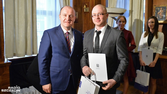 Wręczenie stypendiów prezydenta Szczecina. Fot. Łukasz Szełemej [Radio Szczecin] Doktoranci i studenci odebrali stypendia prezydenta Szczecina [ZDJĘCIA]