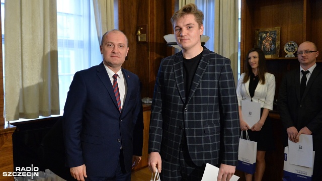 Wręczenie stypendiów prezydenta Szczecina. Fot. Łukasz Szełemej [Radio Szczecin] Doktoranci i studenci odebrali stypendia prezydenta Szczecina [ZDJĘCIA]