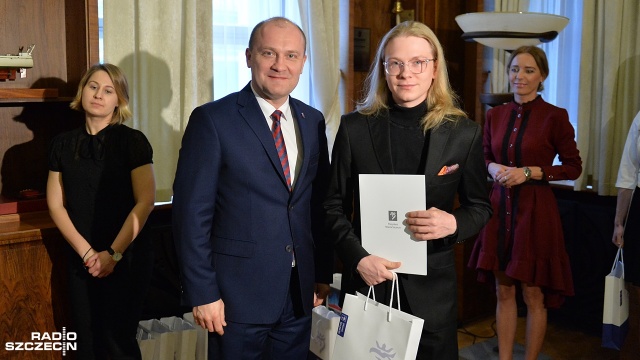 Wręczenie stypendiów prezydenta Szczecina. Fot. Łukasz Szełemej [Radio Szczecin] Doktoranci i studenci odebrali stypendia prezydenta Szczecina [ZDJĘCIA]