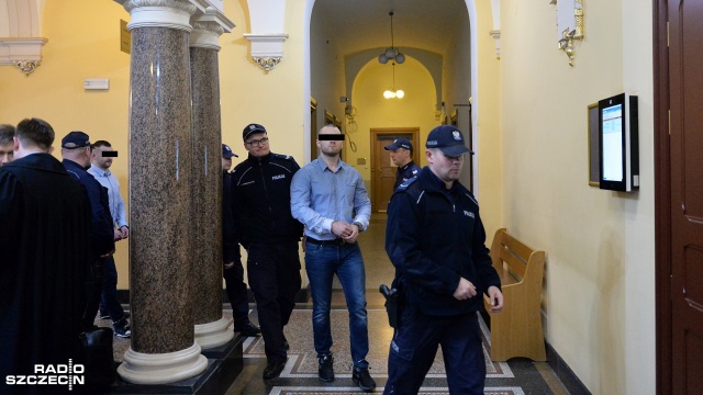 Sąd Okręgowy w Szczecinie skazał głównych oskarżonych - Tomasza K. i Michała W. - na odpowiednio 6 i 12 lat więzienia. Fot. Łukasz Szełemej [Radio Szczecin] Zapadł wyrok w sprawie ataku maczetą i zabójstwa "Skorupy" [ZDJĘCIA]