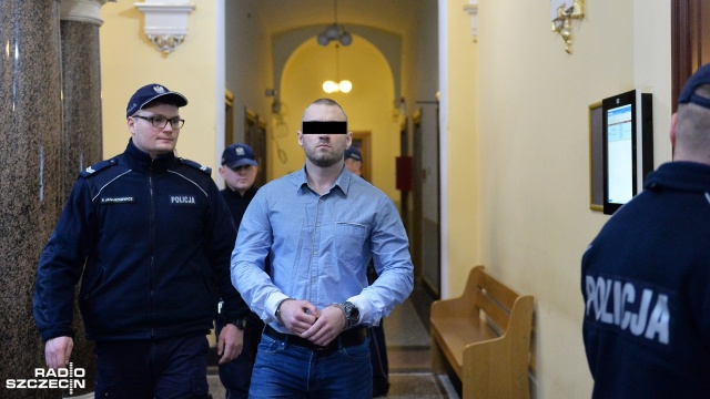Sąd Okręgowy w Szczecinie skazał głównych oskarżonych - Tomasza K. i Michała W. - na odpowiednio 6 i 12 lat więzienia. Fot. Łukasz Szełemej [Radio Szczecin] Zapadł wyrok w sprawie ataku maczetą i zabójstwa "Skorupy" [ZDJĘCIA]