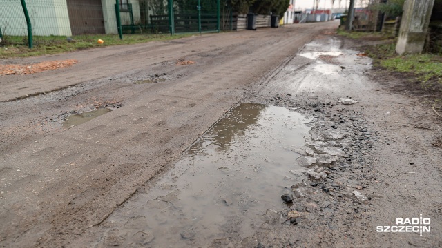 Fot. Robert Stachnik [Radio Szczecin] Wyremontują ulicę Elżbiety w Mierzynie. Koszt - dwa miliony złotych [ZDJĘCIA]