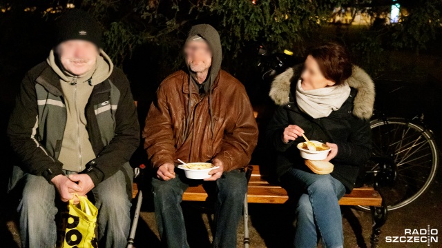 Wolontariusze będą wychodzić do bezdomnych w każdy czwartek. Spotkania odbywają się na placu Tobruckim. Fot. Robert Stachnik [Radio Szczecin] Gulaszowa dla bezdomnych, czyli "Spotkania przy zupie" [ZDJĘCIA]