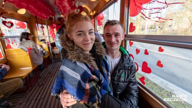 Walentynkowy tramwaj na ulicach Szczecina. Fot. Robert Stachnik [Radio Szczecin] Tramwaj miłości na święto zakochanych [ZDJĘCIA]
