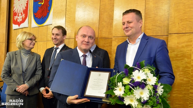 Poetka i pisarka, historyk oraz profesor PUM uhonorowani Medalami za Zasługi dla Miasta Szczecina. Fot. Łukasz Szełemej [Radio Szczecin] Uhonorowani Medalami za Zasługi dla Miasta Szczecina [ZDJĘCIA]