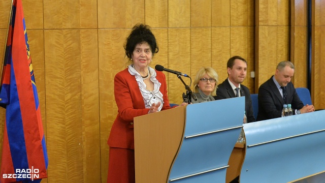 Poetka i pisarka, historyk oraz profesor PUM uhonorowani Medalami za Zasługi dla Miasta Szczecina. Fot. Łukasz Szełemej [Radio Szczecin] Uhonorowani Medalami za Zasługi dla Miasta Szczecina [ZDJĘCIA]