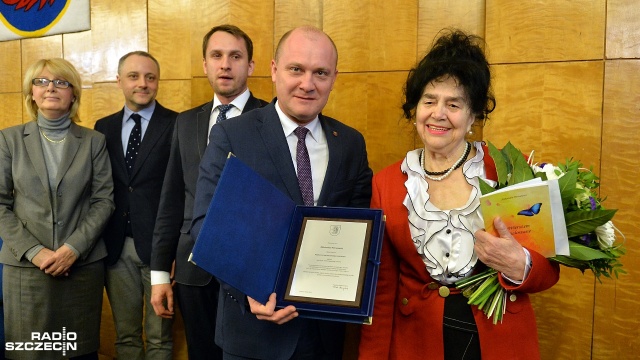 Poetka i pisarka, historyk oraz profesor PUM uhonorowani Medalami za Zasługi dla Miasta Szczecina. Fot. Łukasz Szełemej [Radio Szczecin] Uhonorowani Medalami za Zasługi dla Miasta Szczecina [ZDJĘCIA]