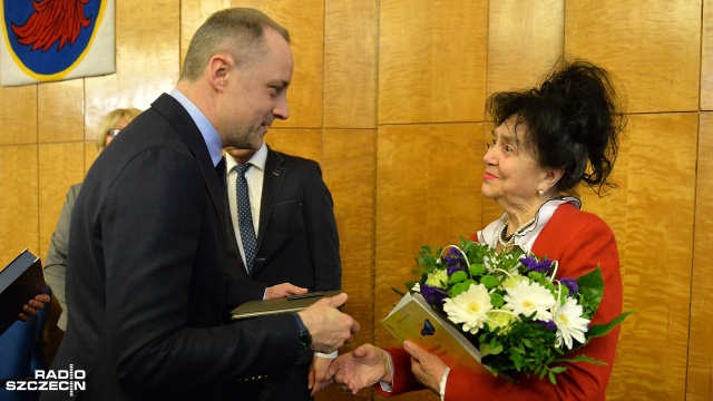Poetka i pisarka, historyk oraz profesor PUM uhonorowani Medalami za Zasługi dla Miasta Szczecina. Fot. Łukasz Szełemej [Radio Szczecin] Uhonorowani Medalami za Zasługi dla Miasta Szczecina [ZDJĘCIA]