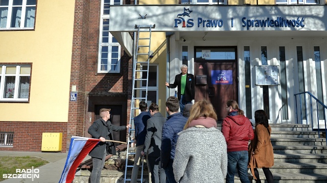Fot. Łukasz Szełemej [Radio Szczecin] Młodzi Demokraci przyszli wieszać unijną flagę do PiS-u. A co z siedzibą PSL-u czy SLD? [ZDJĘCIA]