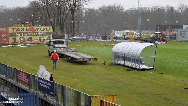 Pogoń Szczecin zagra po raz pierwszy przy obniżonej frekwencji. Trwają przygotowania do niedzielnego spotkania Portowców z Jagiellonią Białystok. Fot. Łukasz Szełemej [Radio Szczecin] Ostatnie przygotowania do meczu z Jagiellonią. Na stadionie po nowemu [WIDEO, ZDJĘCIA]