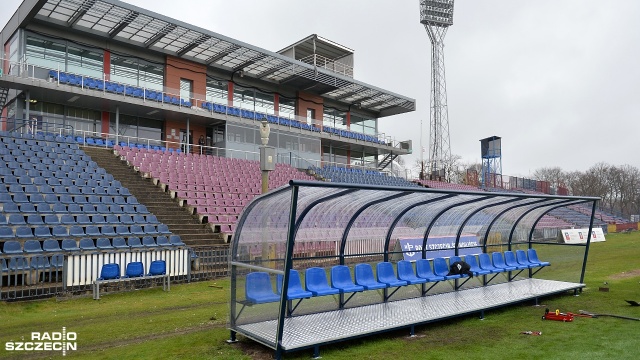 Pogoń Szczecin zagra po raz pierwszy przy obniżonej frekwencji. Trwają przygotowania do niedzielnego spotkania Portowców z Jagiellonią Białystok. Fot. Łukasz Szełemej [Radio Szczecin] Ostatnie przygotowania do meczu z Jagiellonią. Na stadionie po nowemu [WIDEO, ZDJĘCIA]