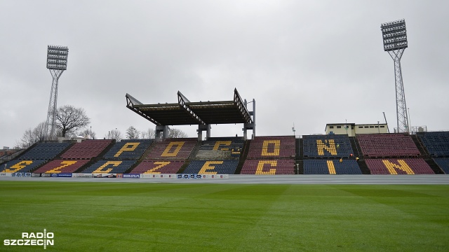 Pogoń Szczecin zagra po raz pierwszy przy obniżonej frekwencji. Trwają przygotowania do niedzielnego spotkania Portowców z Jagiellonią Białystok. Fot. Łukasz Szełemej [Radio Szczecin] Ostatnie przygotowania do meczu z Jagiellonią. Na stadionie po nowemu [WIDEO, ZDJĘCIA]