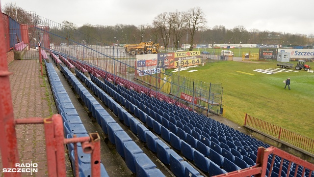 Pogoń Szczecin zagra po raz pierwszy przy obniżonej frekwencji. Trwają przygotowania do niedzielnego spotkania Portowców z Jagiellonią Białystok. Fot. Łukasz Szełemej [Radio Szczecin] Ostatnie przygotowania do meczu z Jagiellonią. Na stadionie po nowemu [WIDEO, ZDJĘCIA]