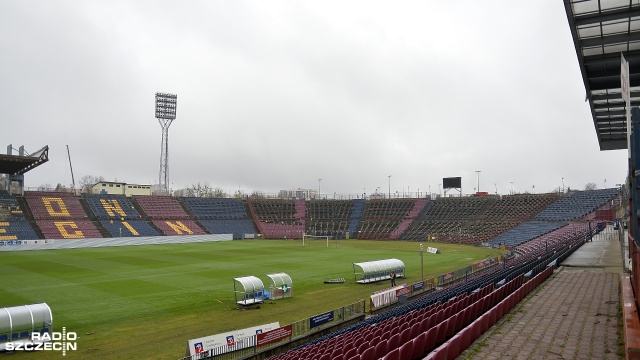 Pogoń Szczecin zagra po raz pierwszy przy obniżonej frekwencji. Trwają przygotowania do niedzielnego spotkania Portowców z Jagiellonią Białystok. Fot. Łukasz Szełemej [Radio Szczecin] Ostatnie przygotowania do meczu z Jagiellonią. Na stadionie po nowemu [WIDEO, ZDJĘCIA]