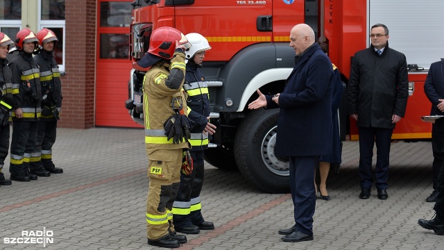Kluczyki strażakom wręczył minister spraw wewnętrznych i administracji Joachim Brudziński. Fot. Łukasz Szełemej [Radio Szczecin] Pierwszy taki wóz gaśniczy dla strażaków na Pomorzu Zachodnim [WIDEO, ZDJĘCIA]