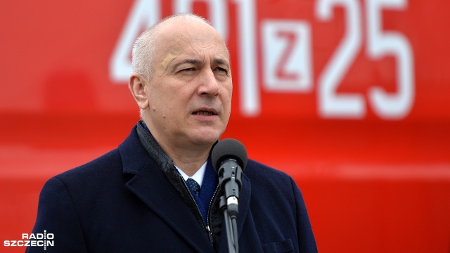 Kluczyki strażakom wręczył minister spraw wewnętrznych i administracji Joachim Brudziński. Fot. Łukasz Szełemej [Radio Szczecin] Pierwszy taki wóz gaśniczy dla strażaków na Pomorzu Zachodnim [WIDEO, ZDJĘCIA]