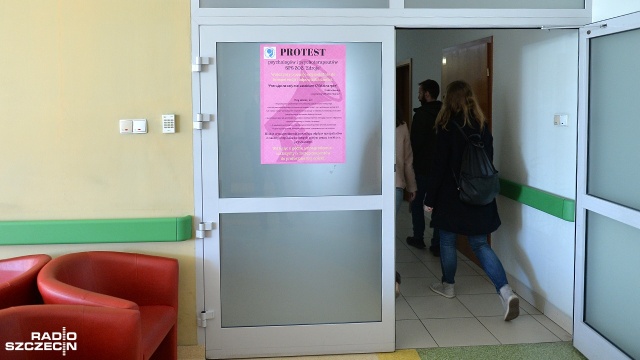 Fot. Łukasz Szełemej [Radio Szczecin] Protest psychologów w szpitalu w szczecińskich Zdrojach [WIDEO, ZDJĘCIA]
