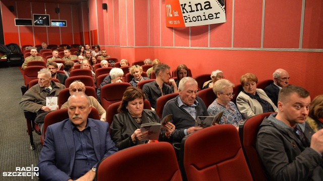 Ponad 50 osób zgromadziło się w szczecińskim Kinie Pionier na premierze filmu "Kotwicz. Ostatni komendant". Fot. Łukasz Szełemej [Radio Szczecin] Premiera filmu "Kotwicz. Ostatni komendant" [ZDJĘCIA]