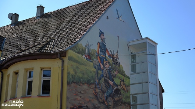 Fot. Łukasz Szełemej [Radio Szczecin] Wyjątkowe murale ozdobiły budynki na szczecińskim Skolwinie [WIDEO, ZDJĘCIA]