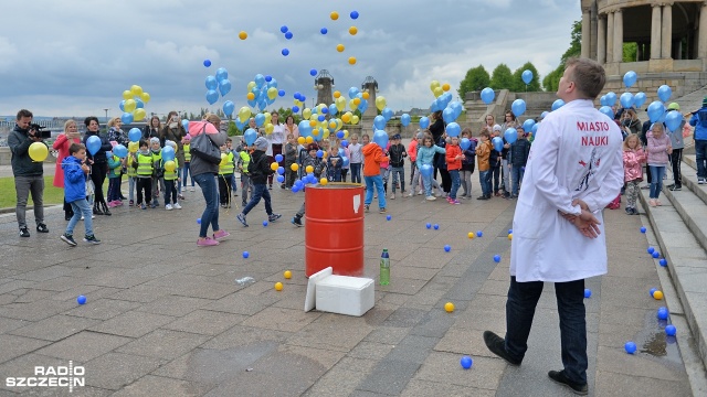 Dzień Europy na Wałach Chrobrego. Fot. Łukasz Szełemej [Radio Szczecin] Dzieci wypuściły balony z życzeniami dla Unii Europejskiej [WIDEO, ZDJĘCIA]