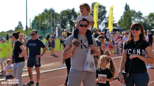 Impreza potrwa do godziny 14. Podobne zawody odbywają się w innych miastach Polski. Fot. Łukasz Szełemej [Radio Szczecin] Kids Run - dzieci skaczą i biegają przy ul. Litewskiej [ZDJĘCIA]