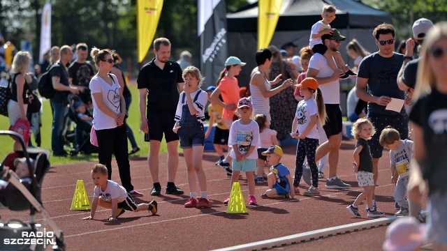 Impreza potrwa do godziny 14. Podobne zawody odbywają się w innych miastach Polski. Fot. Łukasz Szełemej [Radio Szczecin] Kids Run - dzieci skaczą i biegają przy ul. Litewskiej [ZDJĘCIA]