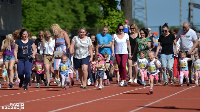 Impreza potrwa do godziny 14. Podobne zawody odbywają się w innych miastach Polski. Fot. Łukasz Szełemej [Radio Szczecin] Kids Run - dzieci skaczą i biegają przy ul. Litewskiej [ZDJĘCIA]