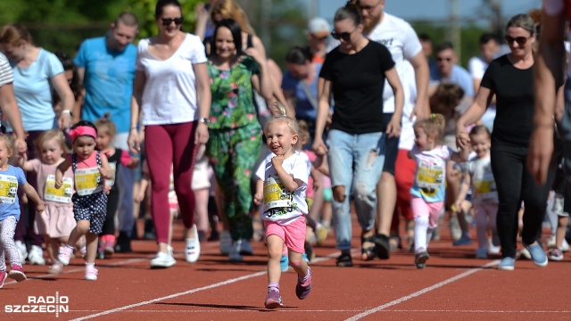 Impreza potrwa do godziny 14. Podobne zawody odbywają się w innych miastach Polski. Fot. Łukasz Szełemej [Radio Szczecin] Kids Run - dzieci skaczą i biegają przy ul. Litewskiej [ZDJĘCIA]