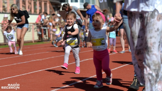 Impreza potrwa do godziny 14. Podobne zawody odbywają się w innych miastach Polski. Fot. Łukasz Szełemej [Radio Szczecin] Kids Run - dzieci skaczą i biegają przy ul. Litewskiej [ZDJĘCIA]