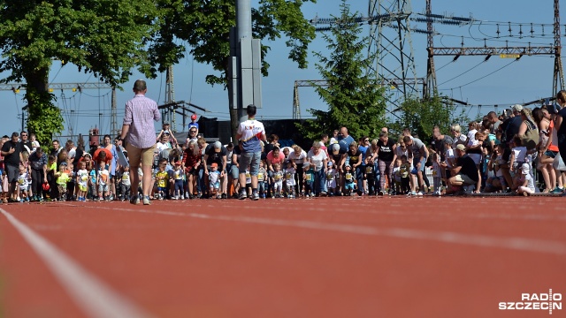 Impreza potrwa do godziny 14. Podobne zawody odbywają się w innych miastach Polski. Fot. Łukasz Szełemej [Radio Szczecin] Kids Run - dzieci skaczą i biegają przy ul. Litewskiej [ZDJĘCIA]