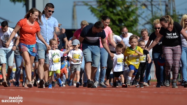 Impreza potrwa do godziny 14. Podobne zawody odbywają się w innych miastach Polski. Fot. Łukasz Szełemej [Radio Szczecin] Kids Run - dzieci skaczą i biegają przy ul. Litewskiej [ZDJĘCIA]