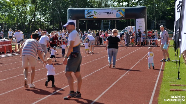 Impreza potrwa do godziny 14. Podobne zawody odbywają się w innych miastach Polski. Fot. Łukasz Szełemej [Radio Szczecin] Kids Run - dzieci skaczą i biegają przy ul. Litewskiej [ZDJĘCIA]
