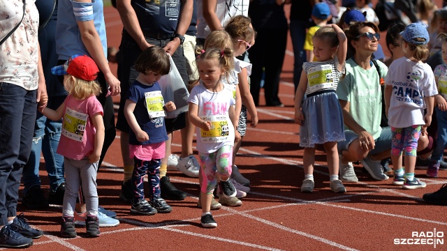 Impreza potrwa do godziny 14. Podobne zawody odbywają się w innych miastach Polski. Fot. Łukasz Szełemej [Radio Szczecin] Kids Run - dzieci skaczą i biegają przy ul. Litewskiej [ZDJĘCIA]
