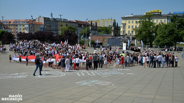 Szczecińskie obchody 30. rocznicy wyborów 4 czerwca 1989 roku. Fot. Łukasz Szełemej [Radio Szczecin] Tłumy szczecinian odśpiewały hymn na placu Solidarności [WIDEO, ZDJĘCIA]