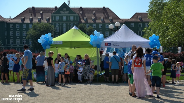 W festynie wzięło udział około 200 osób - dorosłych i dzieci - z 11 szczecińskich ośrodków. To IV edycja "Dnia Niebieskiego Latawca". Fot. Łukasz Szełemej [Radio Szczecin] Dzień Niebieskiego Latawca po raz czwarty [ZDJĘCIA]