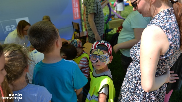 W festynie wzięło udział około 200 osób - dorosłych i dzieci - z 11 szczecińskich ośrodków. To IV edycja "Dnia Niebieskiego Latawca". Fot. Łukasz Szełemej [Radio Szczecin] Dzień Niebieskiego Latawca po raz czwarty [ZDJĘCIA]