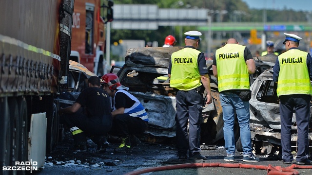 6 osób nie żyje, 11 jest rannych - to skutki tragicznego wypadku, do którego doszło niedaleko węzła Dąbie na drodze S3 w stronę Świnoujścia. Fot. Łukasz Szełemej [Radio Szczecin] Tragiczny wypadek na S3. Sześć osób zginęło [WIDEO, ZDJĘCIA]