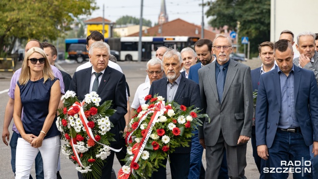 Fot. Robert Stachnik [Radio Szczecin] Politycy PO złożyli kwiaty przy bramie Stoczni Szczecińskiej [ZDJĘCIA]